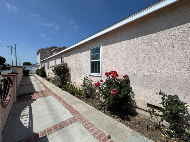 Building Photo - Highly sought-after Del Aire neighborhood!