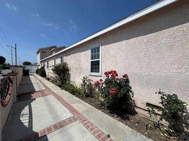 Foto del edificio - Highly sought-after Del Aire neighborhood!