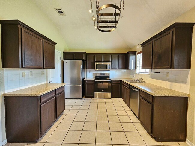 Foto del edificio - RENT REDUCTION & AVAILABLE NOW!