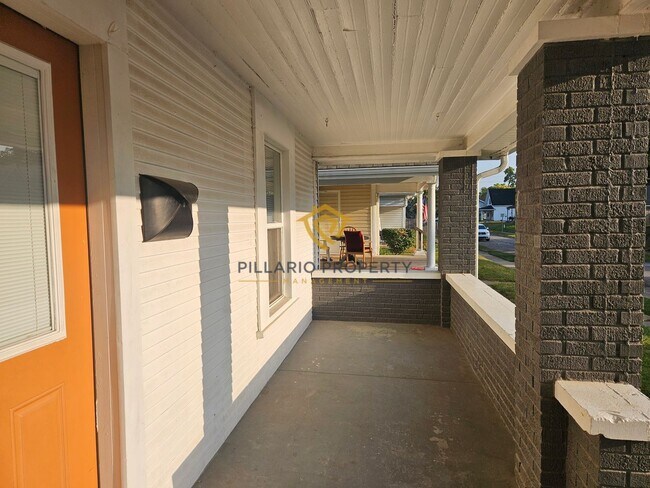 Foto del edificio - Renovated 3 Bedroom / 2 Bath Home with Mod...
