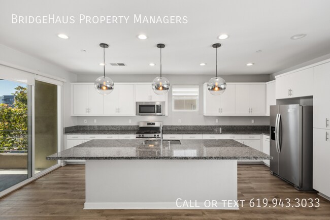 Building Photo - Beautiful 3 bed / 2.5 bath in a great neig...