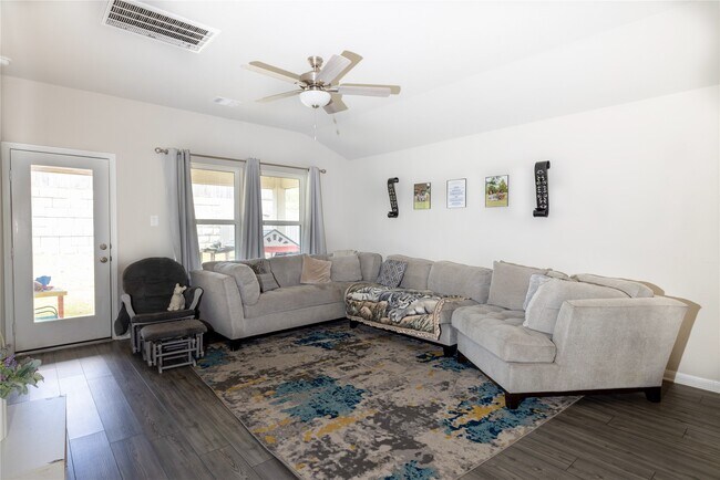 Foto del edificio - 7155 Blue Oak Dr