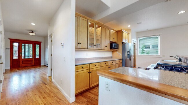 Building Photo - Stunning 2B/2B Home with Loft-Available Ma...