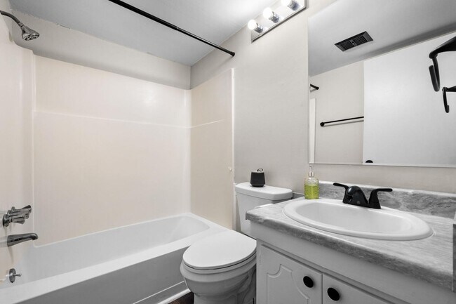 Foto del edificio - 802 British Wood Dr SW