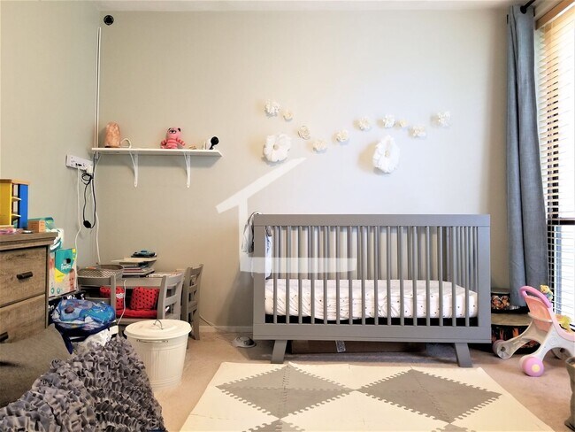 Building Photo - Large 2 levels Townhouse. In-Unit Washer a...