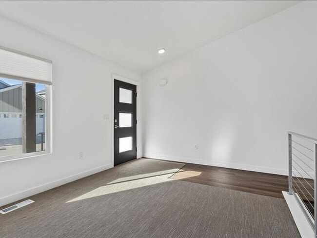 Building Photo - West Joran 3 bed 2 bath family home