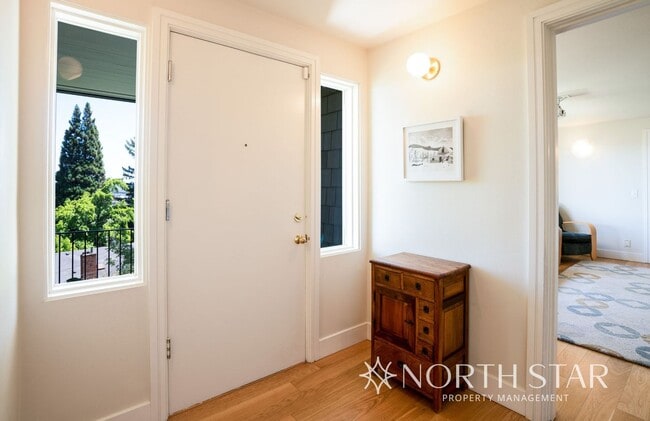 Building Photo - Stunning Views Close in NW Portland