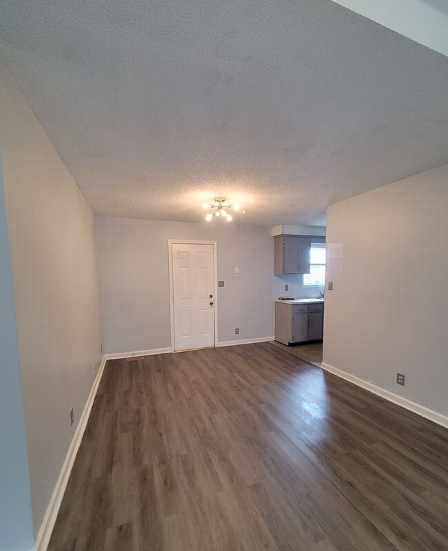 Building Photo - 3 Bedroom 2 Bathroom Home!