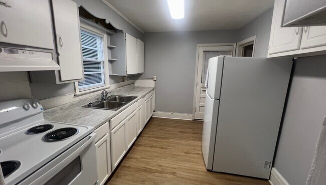 Kitchen - 1351 Waverly Ave