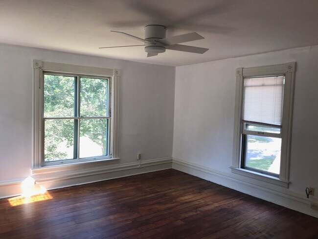 Building Photo - 313 Ronalds St