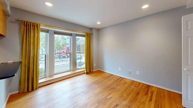 Building Photo - Adams Morgan Duplex W/Parking Included, Ro...