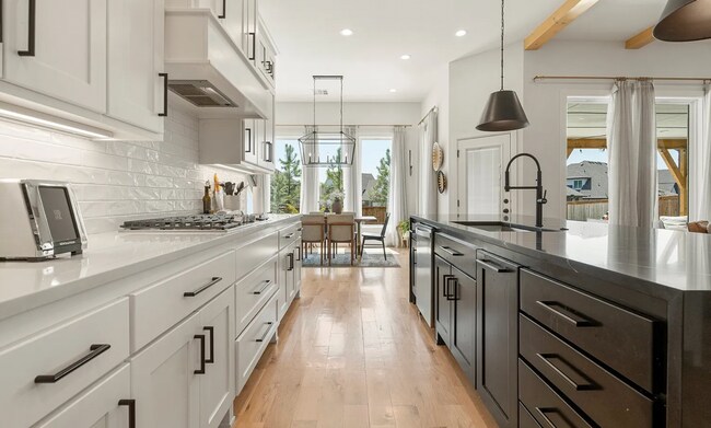 Foto del edificio - Gorgeous 4 bedroom & 4 Bath Luxury Home in...
