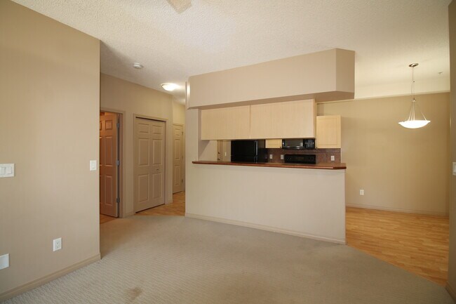 Photo du bâtiment - 5280 Terwillegar Blvd NW