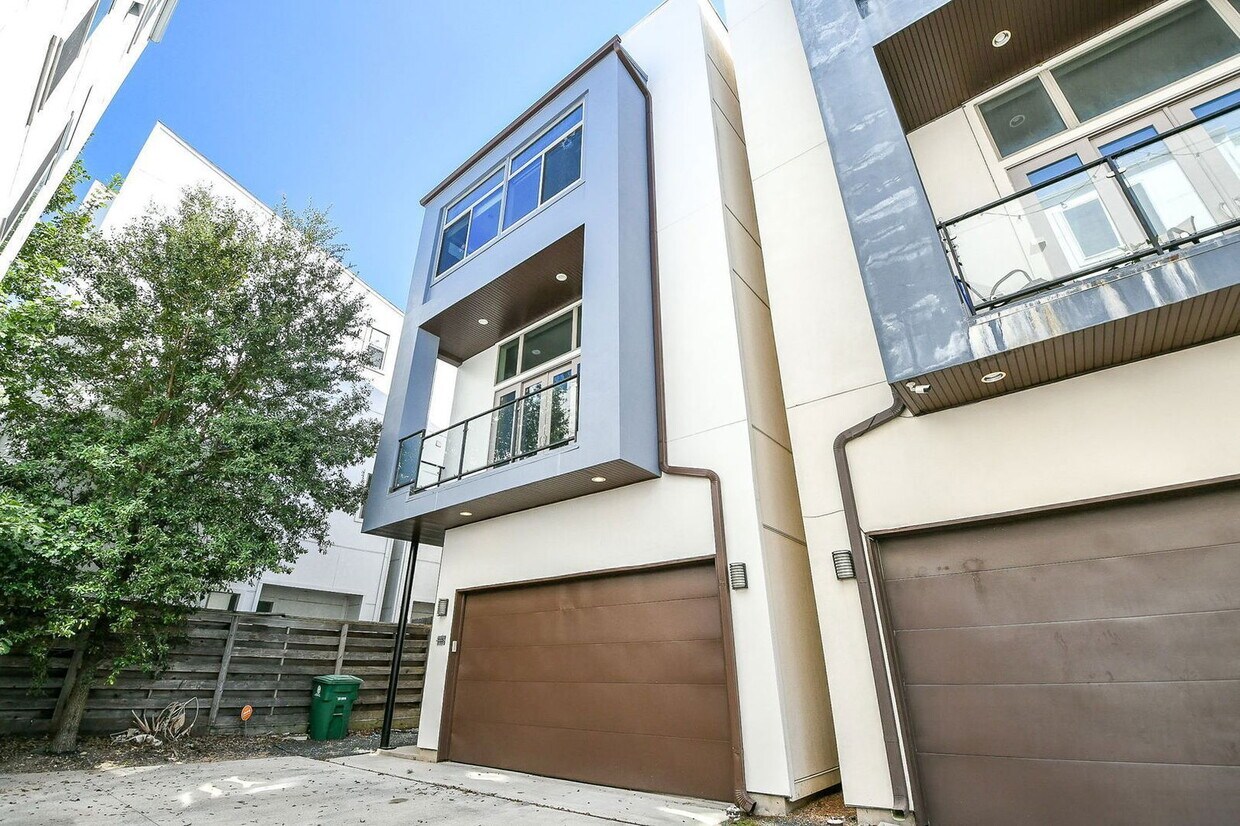 Primary Photo - 3215 Garrow St