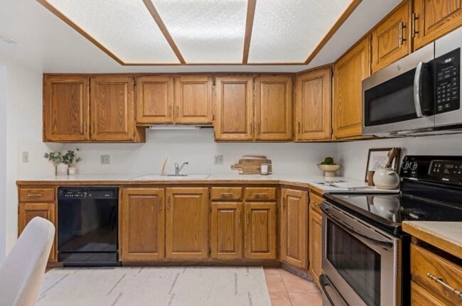 Foto del edificio - Incredible Location with 2 secure parking spaced