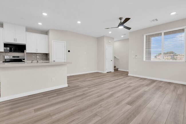 Foto del edificio - BRAND NEW - NEVER LIVED IN 3 BR/2.5 BA Tow...