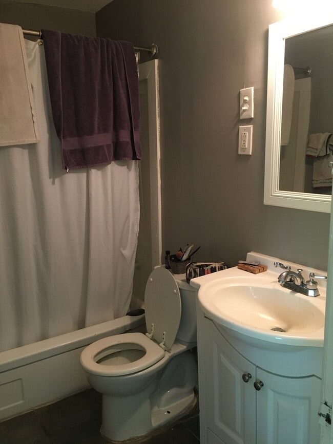 Building Photo - Cozy 1 Bedroom/ 1 Bath Unit in East Nashville, Close to Shelby Bottoms and Five Points, W/D included