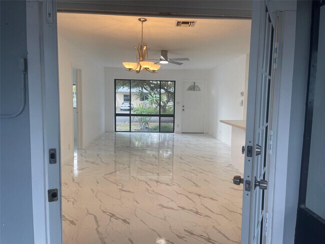 Foto del edificio - 730 NE 23rd Pl