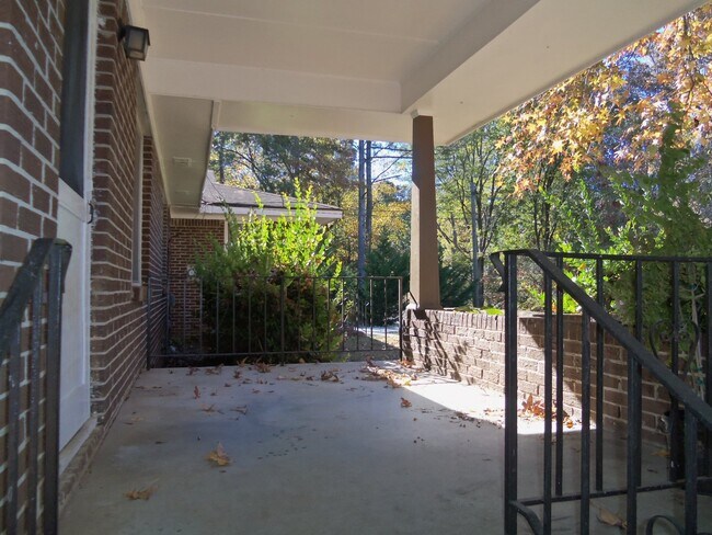 Foto del edificio - 8227-8233 Lakeview Dr SW