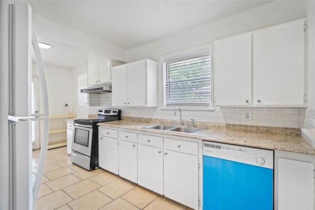 Building Photo - 4910 Honeysuckle Ln