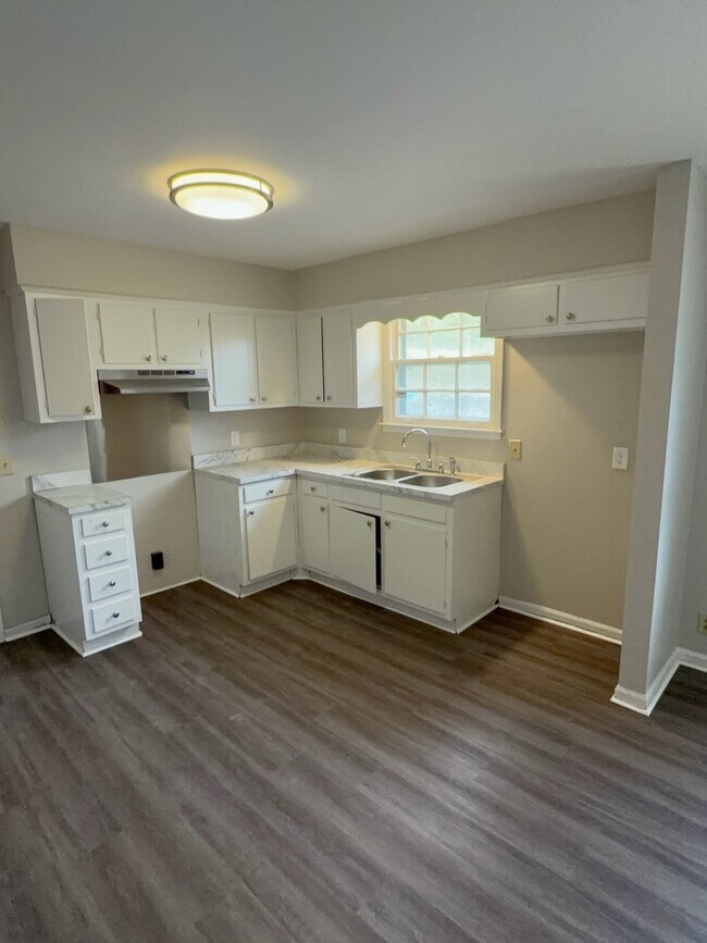 Building Photo - 2640 Ravine Dr