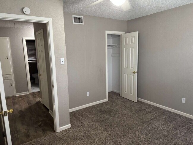 Foto del edificio - "4 bedroom 2 bath with a carport and HUGE backyard