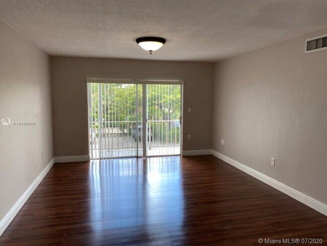 Building Photo - 5400 SW 77th Ct