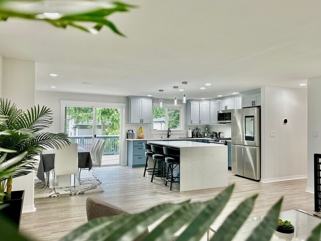 Primary Photo - Fully Remodeled, Partially Furnished 4BR/3...