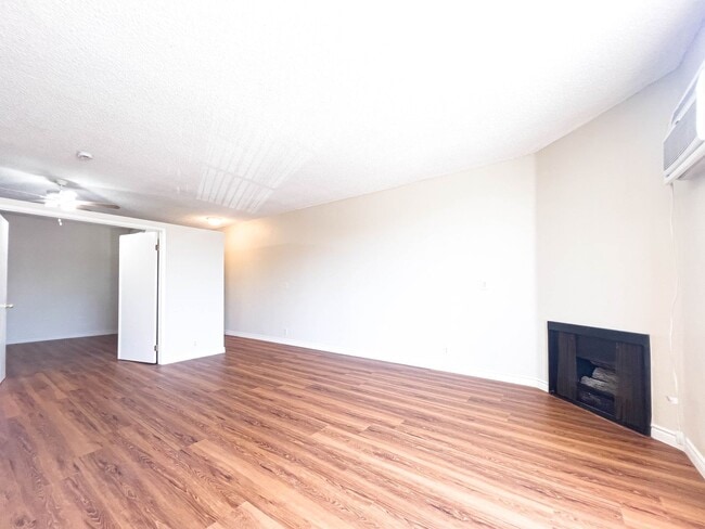 Foto del edificio - 10256 McClemont Ave