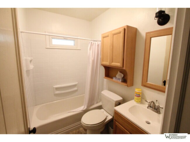 Building Photo - Single Family with Charm!