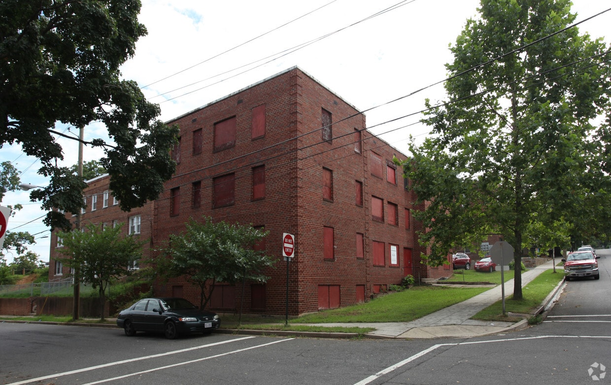 Building Photo - 2826 Q St SE