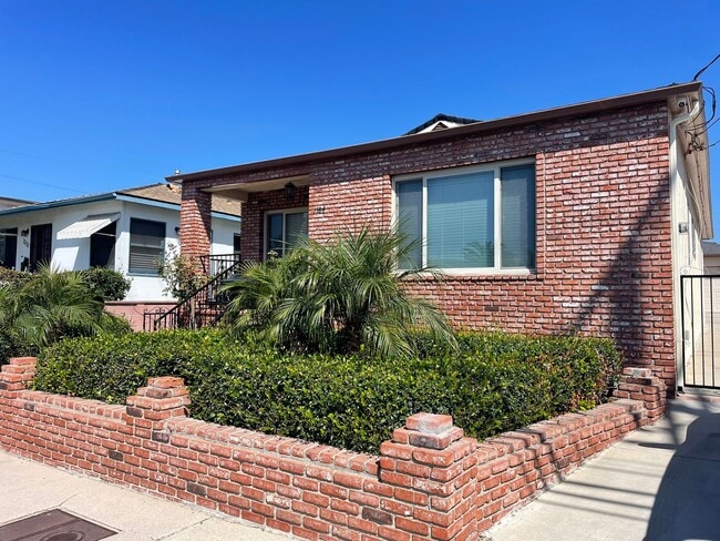 Foto del edificio - Charming 3-Bedroom Home with Modern Upgrad...