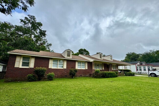 Foto del edificio - 4 Bed 2 Bath Brick House
