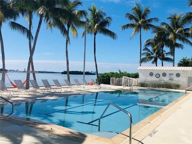 Foto del edificio - 700 NE 63rd St
