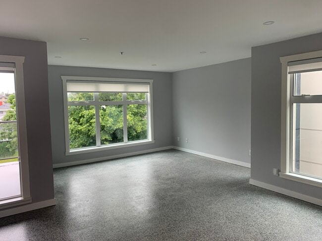 Building Photo - 2483 10th Av E