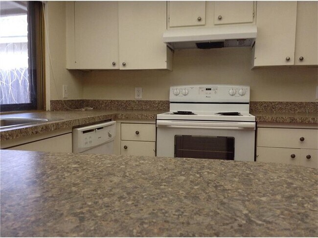 Building Photo - 305 Colonel Dr