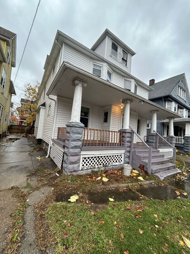 Building Photo - Charming 3-Bedroom Home with Great Space /...