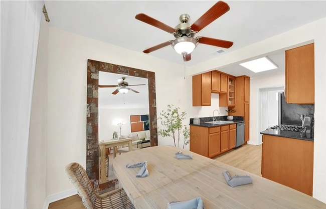 Foto del edificio - Nestled within the tranquil Creekside Vill...