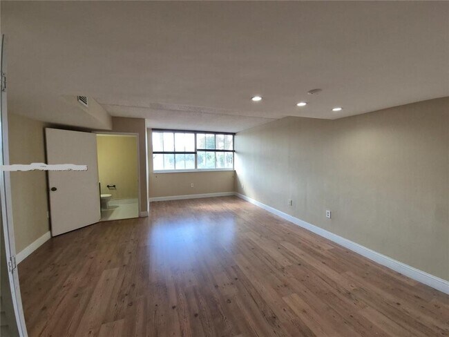 Foto del edificio - 6045 NW 186th St