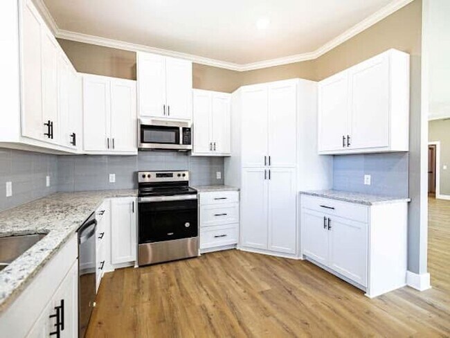 Building Photo - 13 Fernwood Dr