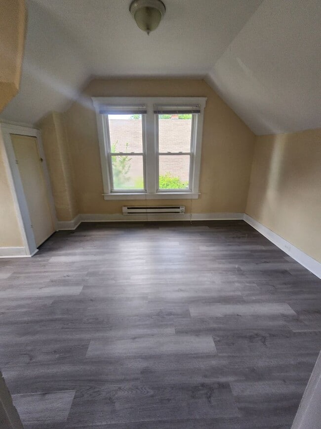 Building Photo - One Bedroom Clean Apt For Rent