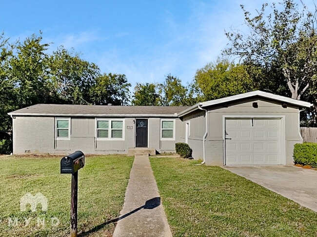 Building Photo - 12 The Briars