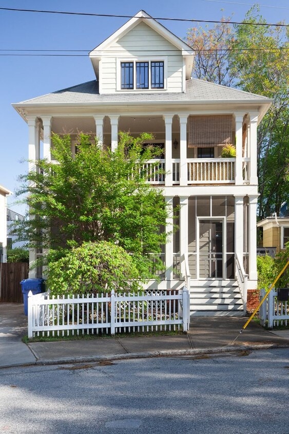 Spacious 3bd/2.5ba Home w/ Fenced Backyard... - Spacious 3bd/2.5ba Home w/ Fenced Backyard...