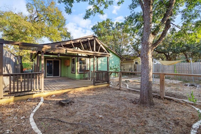 Foto del edificio - 8102 Treehouse Ln