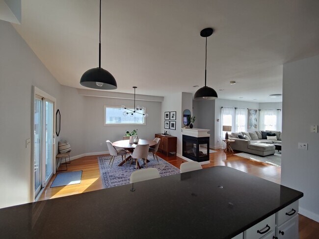 Building Photo - 36 Monroe St