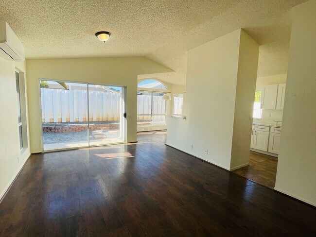 Foto del edificio - Partly Furnished 3-bedroom, 2-bath home at...