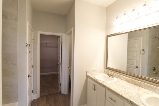 Building Photo - 408 S Zetterower Ave