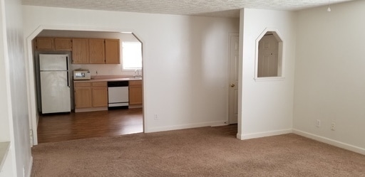 Building Photo - Large 2 bedroom 1 bath unit - upstairs