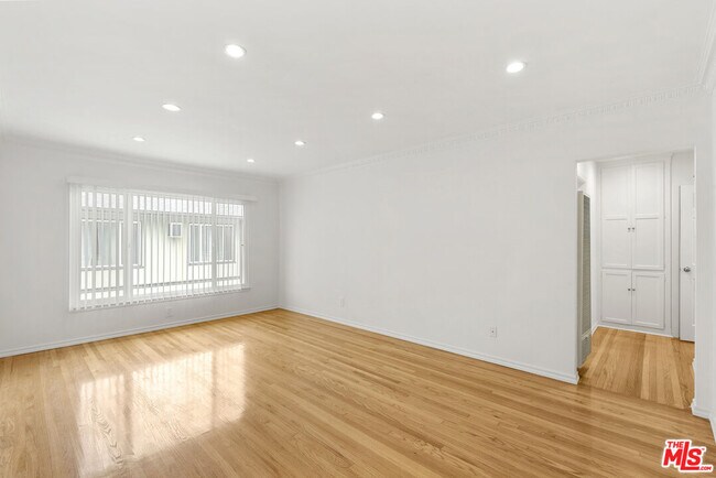 Foto del edificio - 1235 N Harper Ave