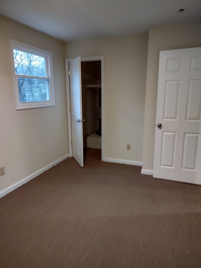 Building Photo - 268 Lindsay Dr